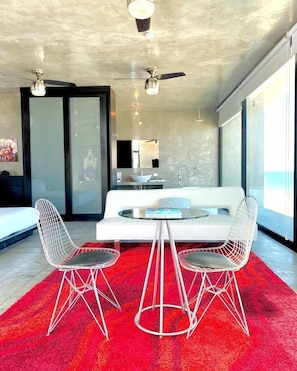 Suite monolocale luna di miele, vista mare | Area soggiorno | TV a schermo piatto 40 pollici con canali satellitari, TV