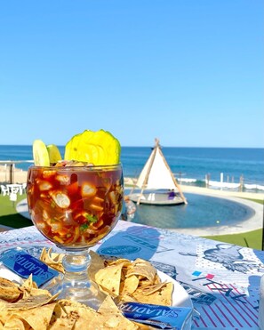 Breakfast, lunch and dinner served - Vidasoul Hotel and Crossroads Country Club Restaurant (Vinorama)