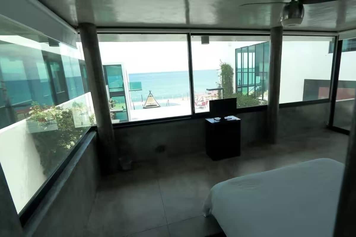Luxury Studio Suite, 1 King Bed, Air conditioning, Ocean View | Egyptian cotton sheets, premium bedding, down comforters