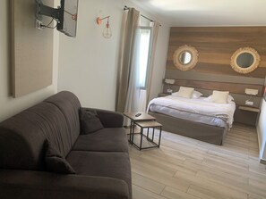 Superior Room | In-room safe, desk, blackout curtains, soundproofing - Hôtel & Restaurant Les Mouettes (Belgodere)