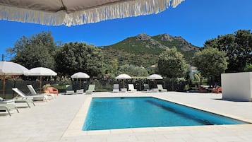 Piscina stagionale all'aperto, ombrelloni da piscina, lettini