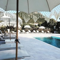Una piscina al aire libre de temporada (de 09:00 a 19:00), sombrillas
