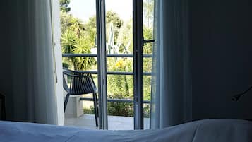 Habitación Confort | Caja fuerte, escritorio, cortinas opacas y sistema de insonorización