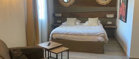 Caja de seguridad en la habitación, escritorio y cortinas blackout