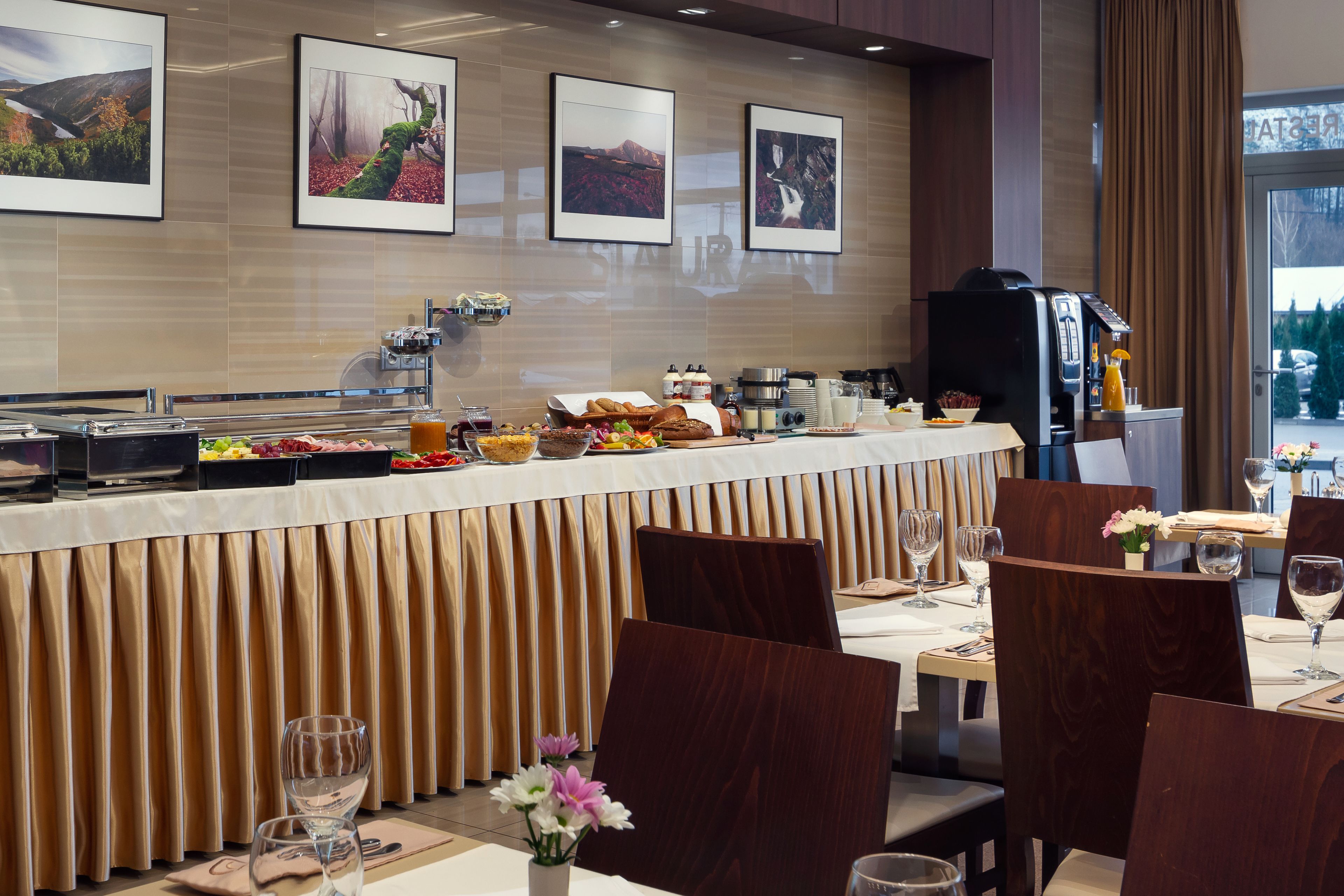 free daily breakfast