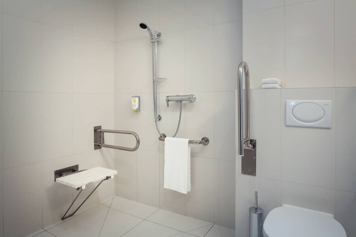 Superior Room, Accessible | Bathroom | Combined shower/tub, free toiletries, hair dryer, slippers