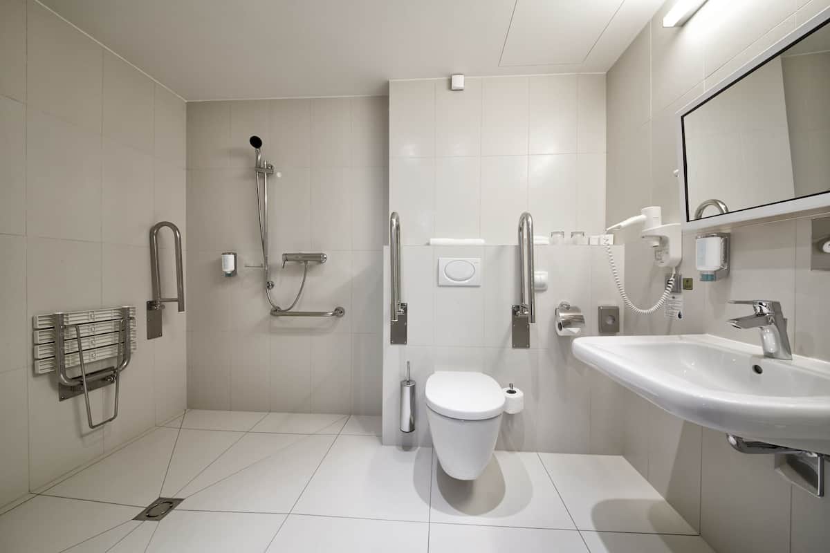Superior Room, Accessible | Bathroom | Combined shower/tub, free toiletries, hair dryer, slippers