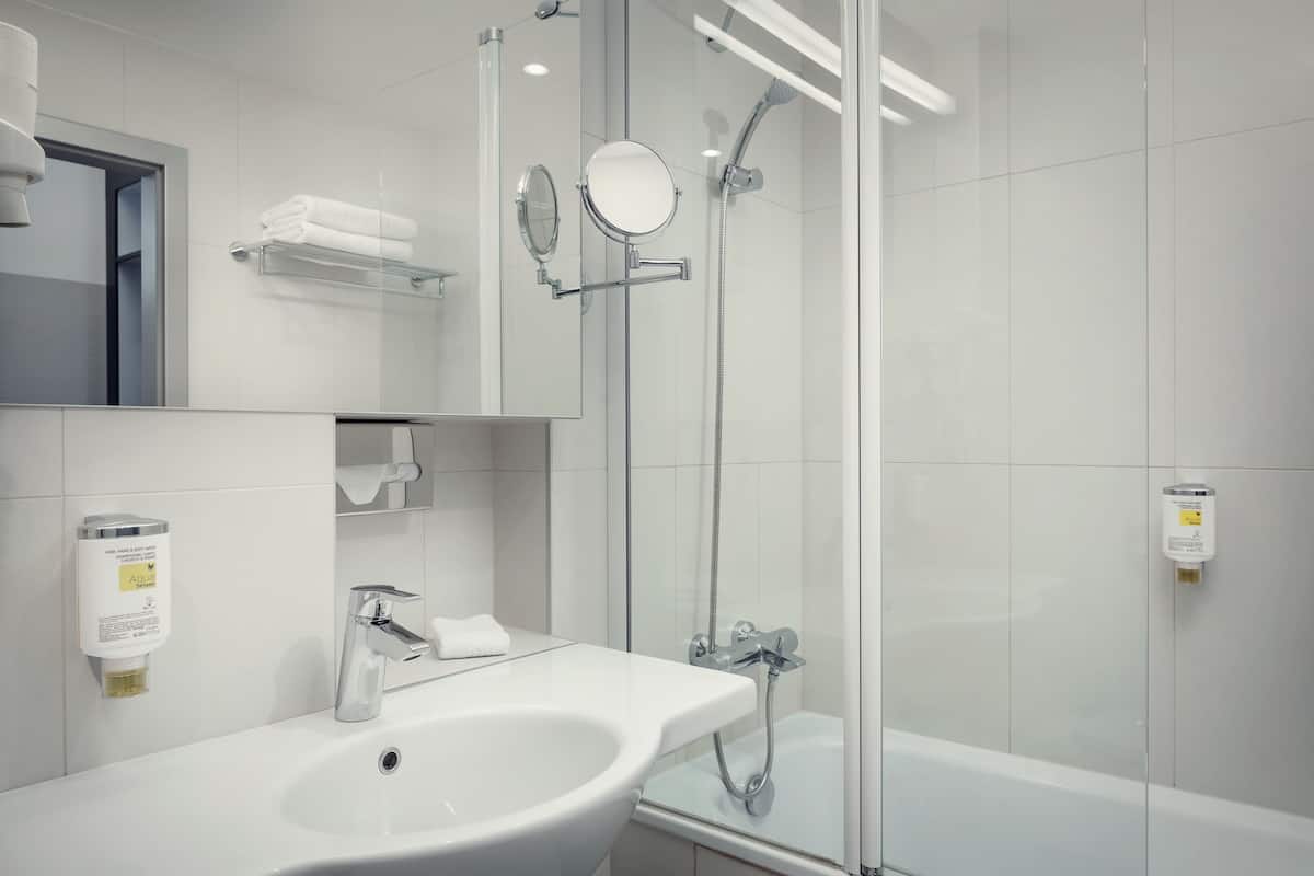 Combined shower/tub, free toiletries, hair dryer, slippers