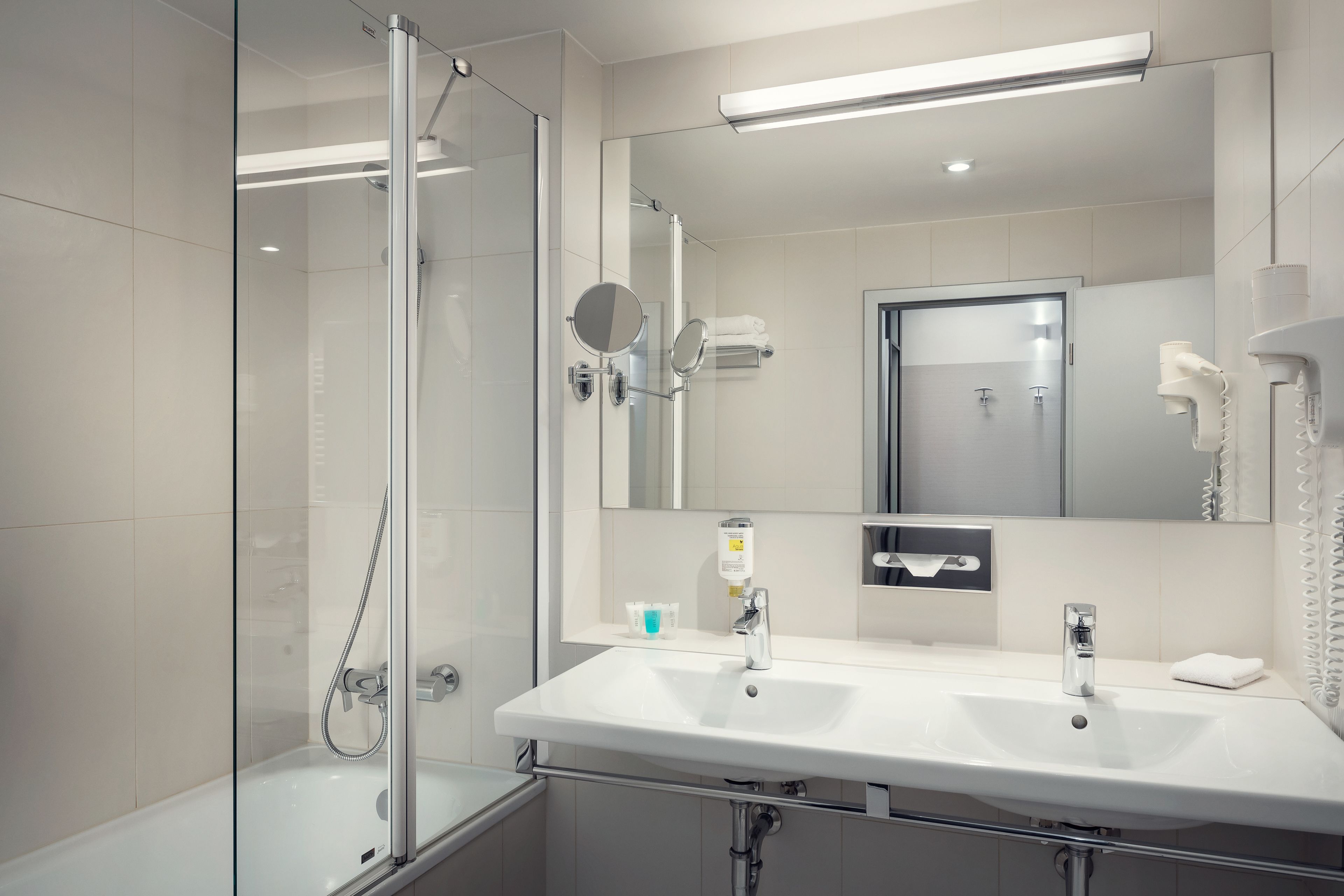 suite | bathroom | combined shower/bathtub, free toiletries, hair dryer, slippers