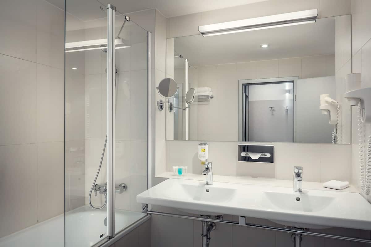 suite | bathroom | combined shower/bathtub, free toiletries, hair dryer, slippers