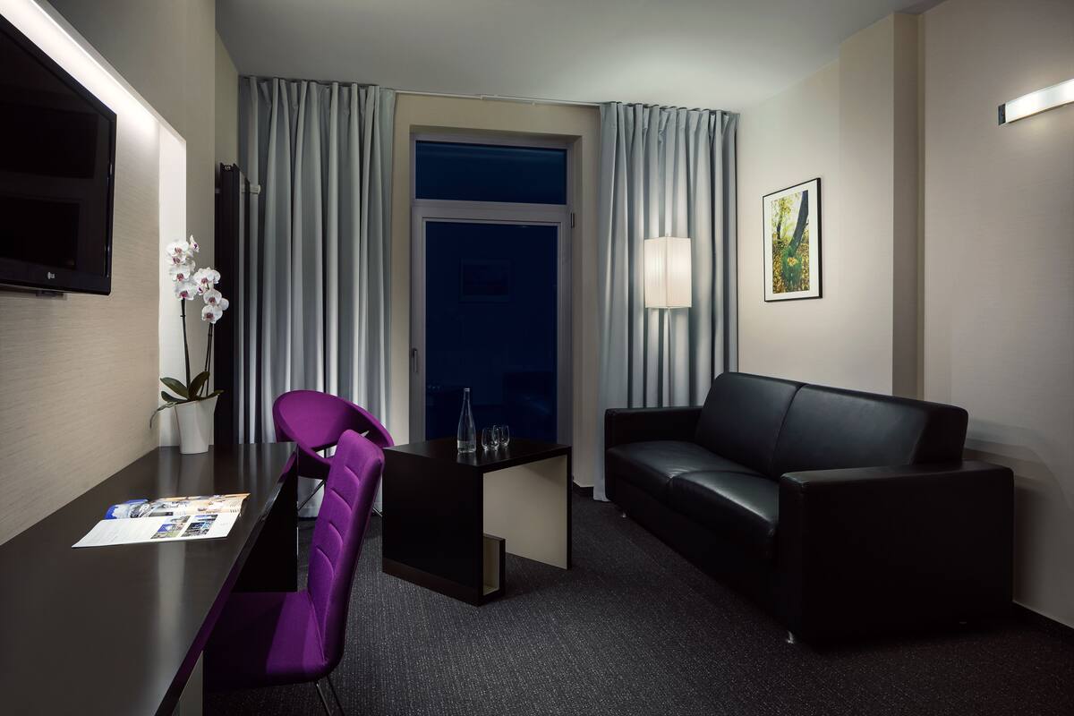 suite | living area | lcd tv