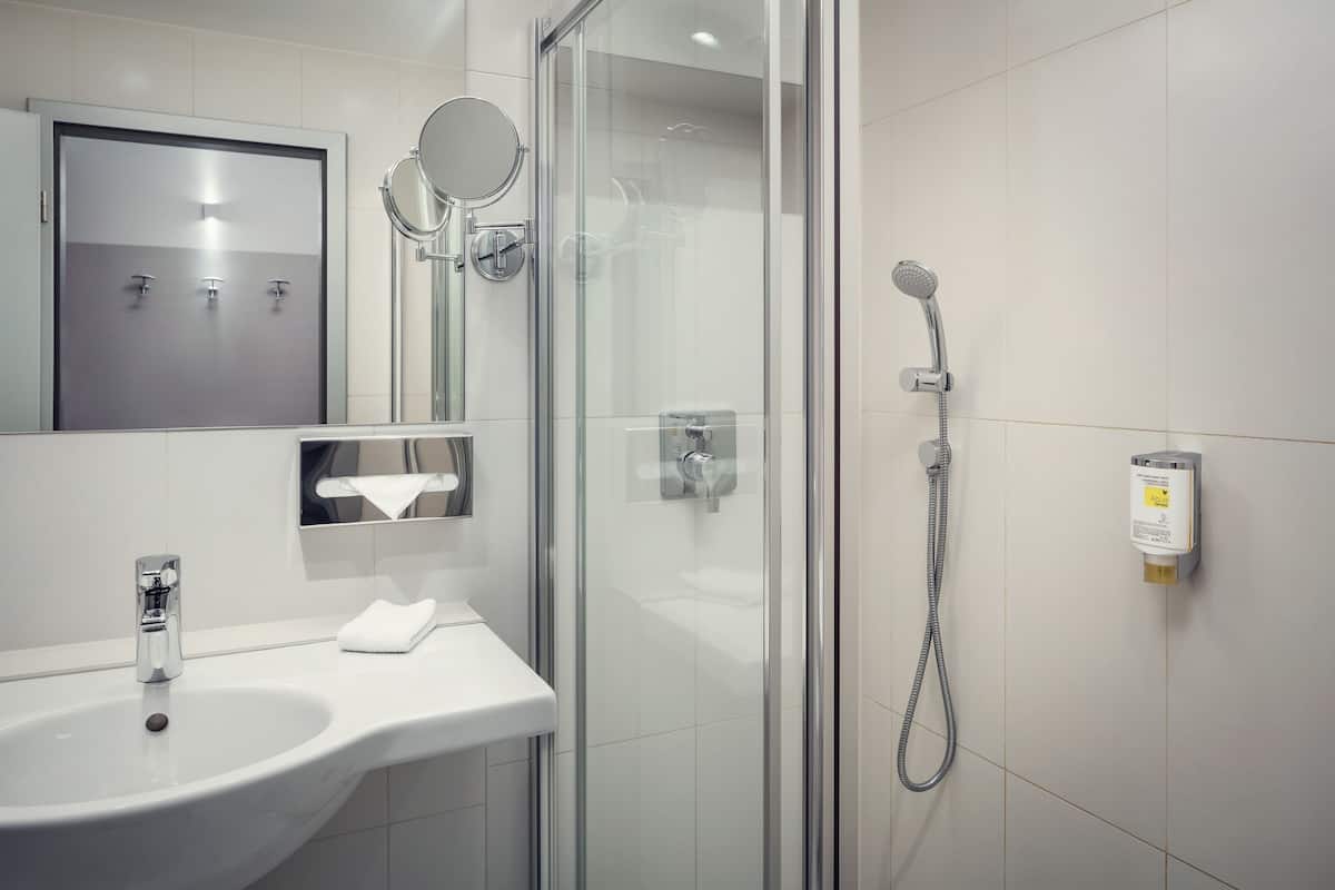 Combined shower/tub, free toiletries, hair dryer, slippers