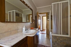 Articles de tocador gratuïts, assecador de cabells, barnussos i bidet 