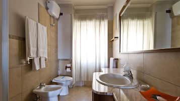 Triple Room | Bathroom | Free toiletries, hair dryer, bathrobes, bidet