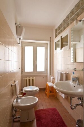 Kostenlose Toilettenartikel, Haartrockner, Bademäntel, Bidet