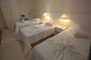 10 bilik tidur, tilam berlapik, bar mini, peti besi dalam bilik 