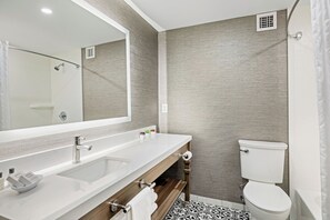 Bathroom - John Carver Inn & Spa (Plymouth)