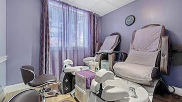 Couples treatment rooms, hot tub, body treatments, hydrotherapy