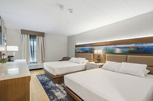 Quarto superior | Escrivaninha, cortinas blackout, ferros/tábuas de passar roupa