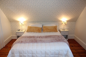 Chambre classique, 1 grand lit, vue sur la ville (Joyeuse) | Couette en duvet, décor unique, ameublement unique