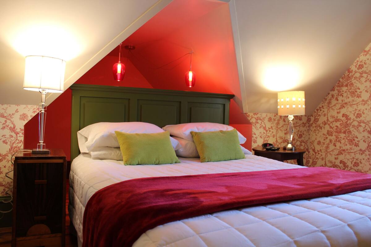Superior Room, 1 Queen Bed (Envoutante) | Down comforters, blackout drapes, WiFi (free), individually decorated