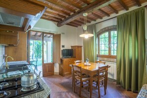 アパートメント (1 ベッドルーム) | リビング エリア | 90 cmの薄型テレビ (ケーブル放送視聴可)、テレビ、卓球台