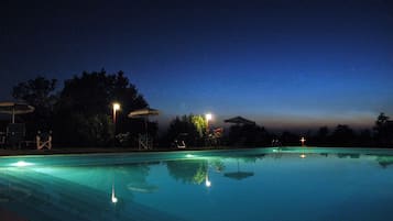 Seasonal outdoor pool, open 8:00 AM to 9:30 PM, pool umbrellas