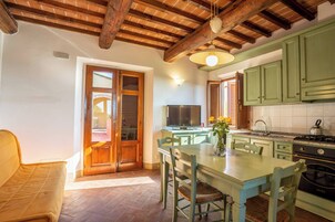 Appartamento Superior, 2 camere da letto, vista giardino | Area soggiorno | TV a schermo piatto 90 cm con canali via cavo, TV, tavolo da ping pong