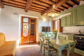 Superior Apartment, 2 Bedrooms, Garden View | Living area | 90-cm flat-screen TV with cable channels, TV, table tennis - Tenuta Moriano (Montespertoli)