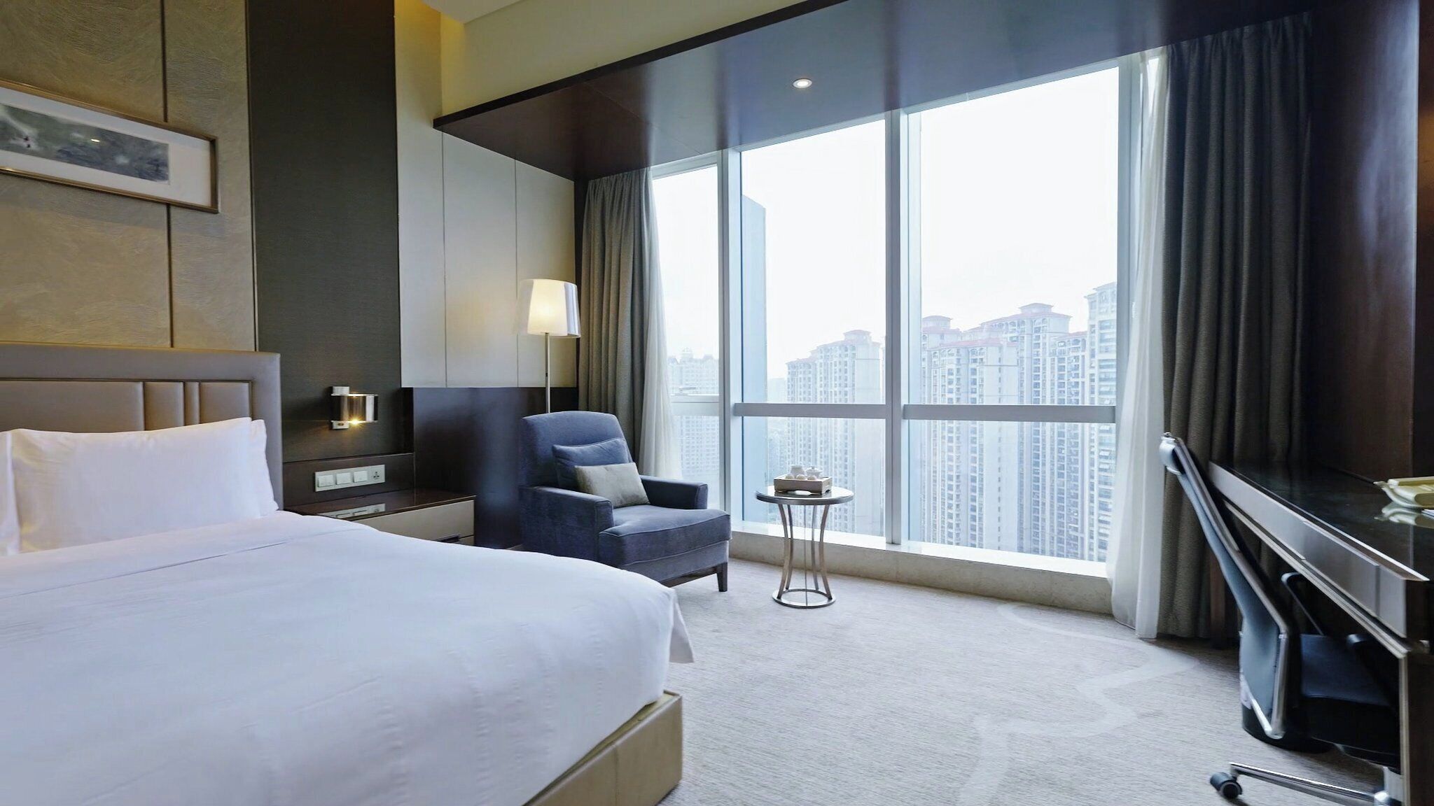 standard room, city view | minibar, in-room safe, desk, iron/ironing board