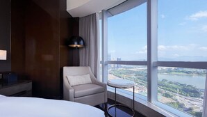 行政套房, 1 张 特大床 (Living Area) | 客房景观