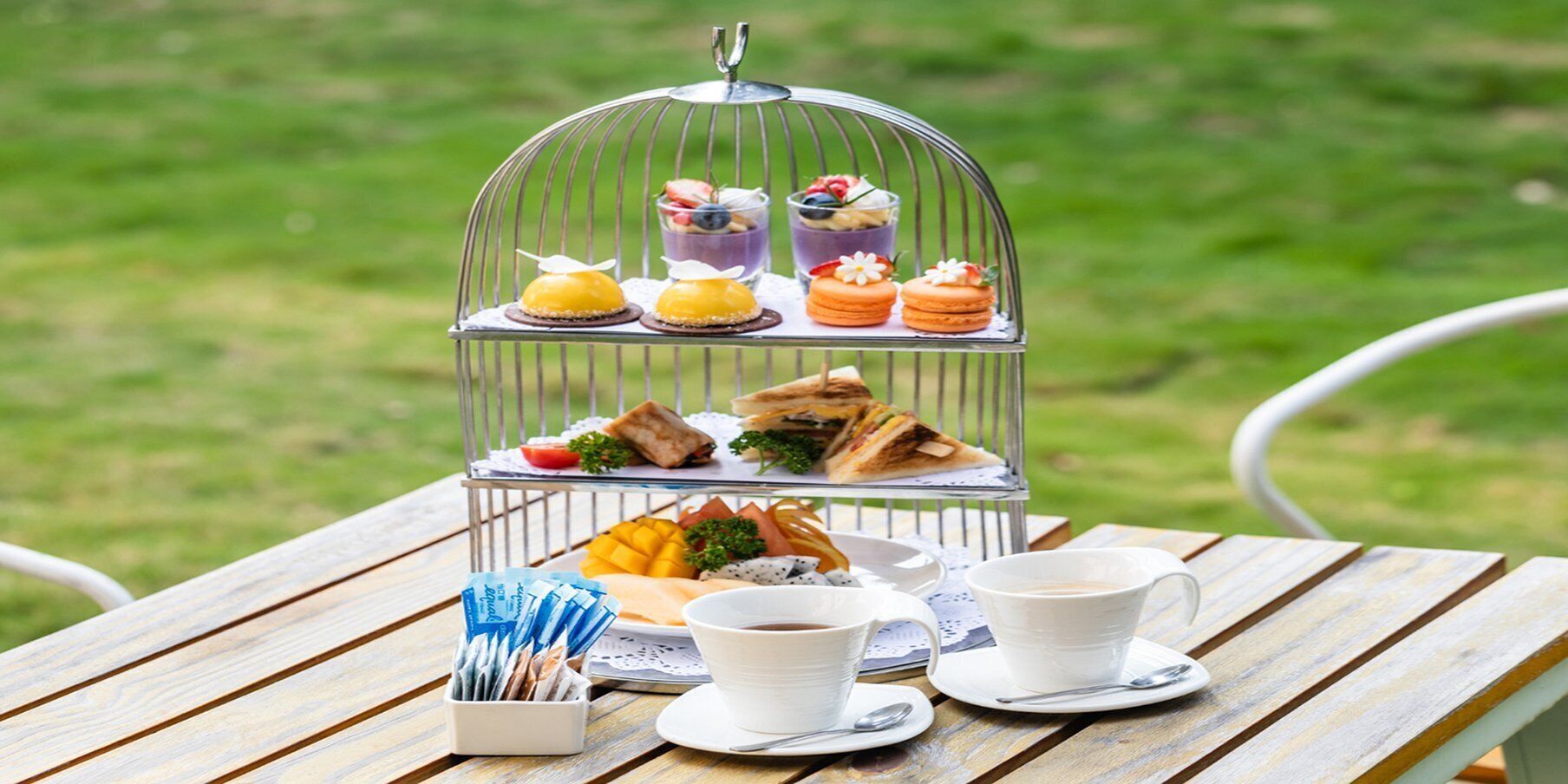 serves breakfast, lunch and dinner