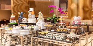 2 restaurants; breakfast, lunch and dinner served  - Crowne Plaza Zhangzhou by IHG (Zhangzhou)