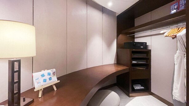 高级套房 (Living Area) | 衣柜