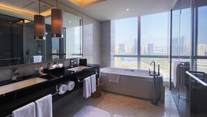 行政套房, 1 张特大床 (Living Area) | 浴室 | 淋浴/盆浴组合、免费洗浴用品、吹风机、浴袍
