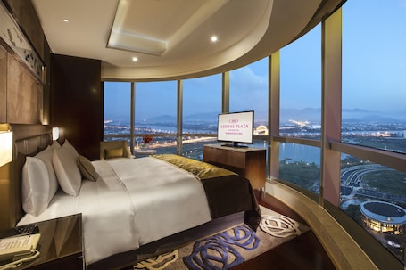 Minibar, in-room safe, desk, iron/ironing board