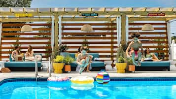 Inomhuspool och utomhuspool