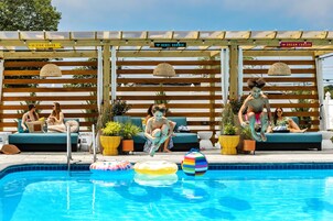 Una piscina techada, una piscina al aire libre