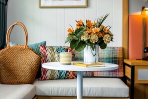 Dobbeltrom | Safe på rommet, skrivebord og skrivebord for bærbar PC