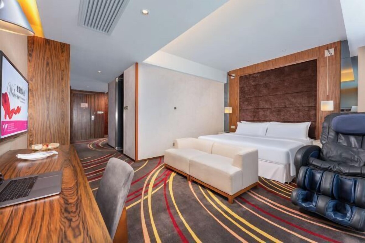 Een minibar, een kluis op de kamer, een bureau, geluiddichte muren