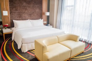 Minibar, in-room safe, desk, soundproofing - Ramada Plaza Huizhou East (Huizhou)