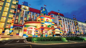 Un hotel colorido con una llamativa fachada temática de LEGO, ventanas amplias y una entrada central.