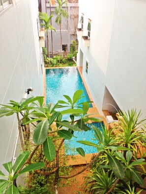 Piscina all'aperto, lettini