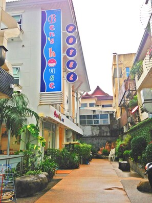 Front of property – evening/night - Ben's House (Krabi)