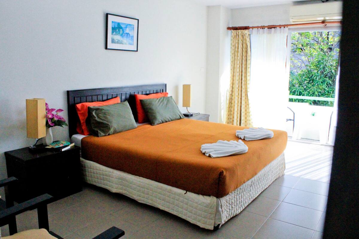 Minibar, in-room safe, rollaway beds (surcharge), WiFi (free)