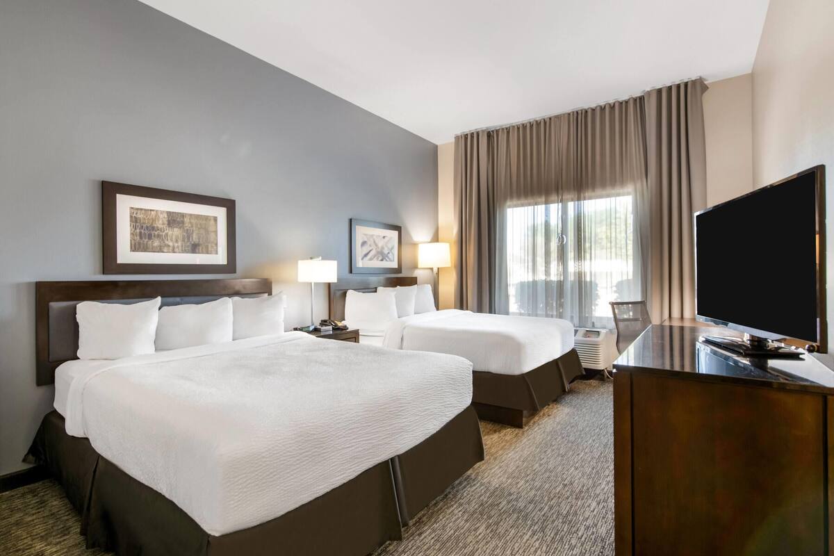 Habitación, 2 camas de matrimonio, no fumadores | 1 dormitorio, ropa de cama de alta calidad, caja fuerte y escritorio