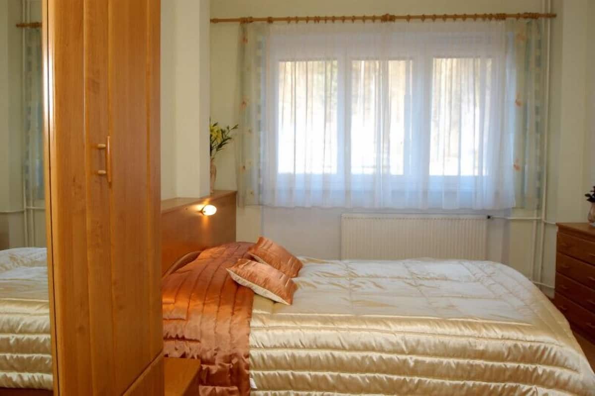 Free cots/infant beds, rollaway beds, free WiFi