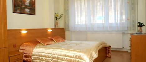 Camera con letto matrimoniale o 2 letti singoli | Culle/letti per bambini (gratuiti), letti aggiuntivi (a pagamento)