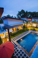 Piscina externa, espreguiçadeiras