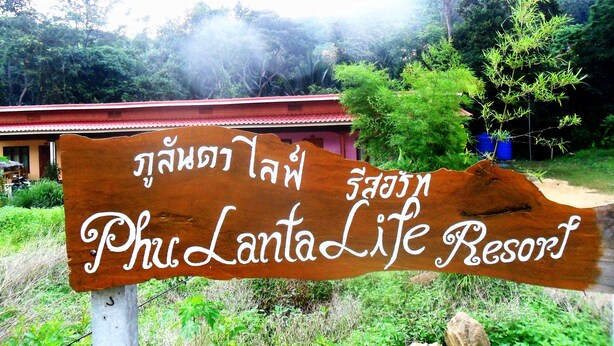A sign for Phi Lanta Life Resort with Thai script and English text. - Phu Lanta Life (Ko Lanta)